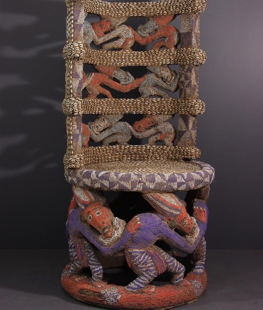 Chaise royale ornée de coquillages et de figures sculptées